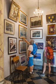 Italie, Ligurie, Cinque Terre, parc national des Cinque Terre classé Patrimoine Mondial de l'UNESCO, randonneurs observant les Ex-Voto dans l'église du sanctuaire de Nostra Signora di Reggio sur les hauteurs du village de Vernazza