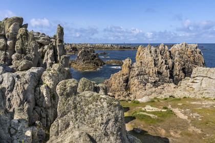 France, Finistère (29), Mer d'Iroise, Ile d'Ouessant, rochers façonnés par les tempêtes au pied du phare du Créac’h (vue aérienne)