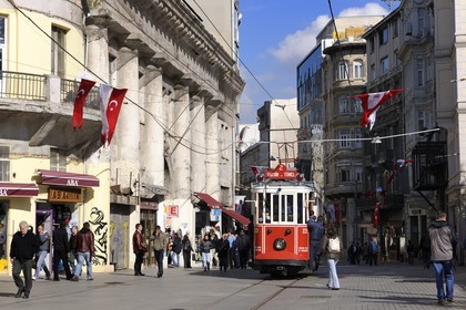 Turquie, Istanbul, quartier de Beyoglu, le vieux tramway dans la rue Istiklal Caddesi