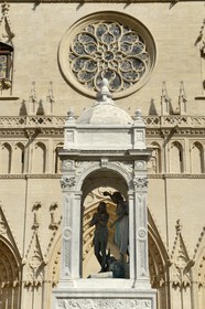France, Rhône (69), Lyon, site historique classé Patrimoine Mondial de l'UNESCO, Vieux Lyon, la fontaine sur la place Saint Jean abritant la scène du baptème du Christ devant la cathédrale (primatiale) Saint Jean