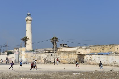 Maroc, Casablanca, enfant jouant au football dans le quartier populaire du phare d'El Hank