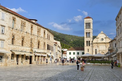 Croatie, Dalmatie, cote dalmate, Ile de Hvar, la ville de Hvar, la cathédrale Saint-Étienne et le clocher marquent l'extrémité Est de la Pjaca