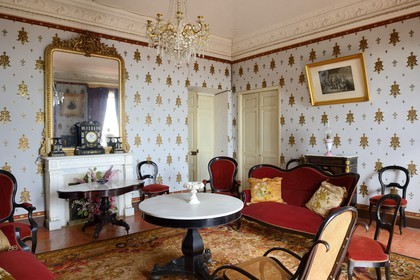 France, Haute-Corse (2B), Cap Corse, Rogliano, le palazzu Nicrosi (Palazzi ou Maison d'Americain), Pierre Nicrosi prospéra avec ses trois frères dans le commerce, l’immobilier et le coton en Alabama, le grand salon est encore tapissé du papier peint à motifs floraux à la feuille d’or posé voilà 135 ans