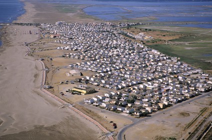 France, Aude (11), village de Gruissan-Plage est composé de maisons bâtis sur pilotis et lieux de tournage du mythique 37°2 le matin de Beinex (vue aérienne)