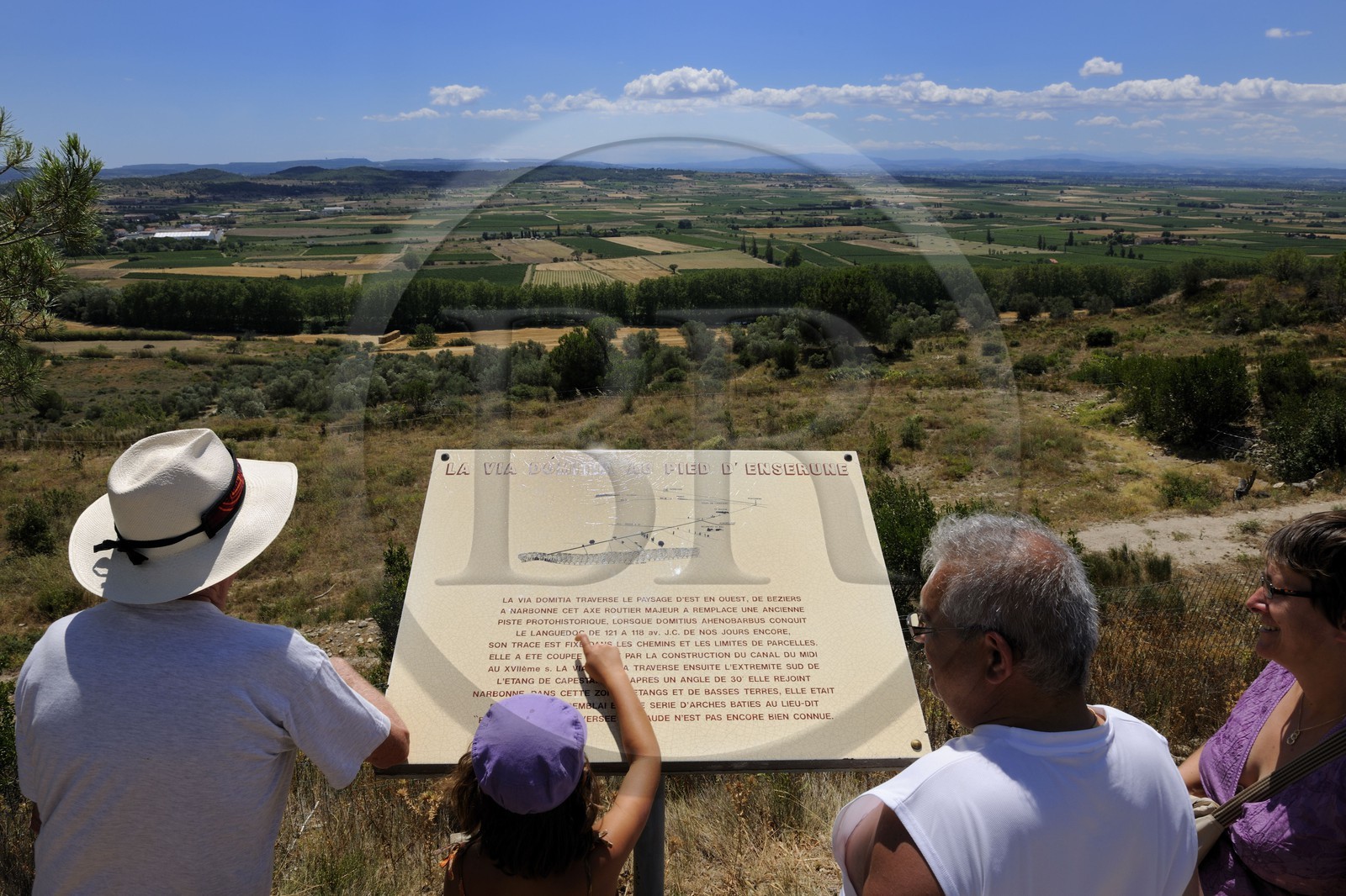 France, Hérault (34), Nissan-lez-Ensérune, l' oppidum d'Ensérune est un site archéologique comprenant les vestiges d'un village antique entre le VIe siècle av. J.-C. et le Ier siècle après J.-C., vue sur la Via Domitia