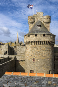 France, Ille-et-Vilaine (35), Côte d'Emeraude, Saint-Malo, le chateau de Saint-Malo (XVème siècle) qui abrite l'Hotel de Ville et le Grand Donjon sur lequel flotte le drapeau de la ville