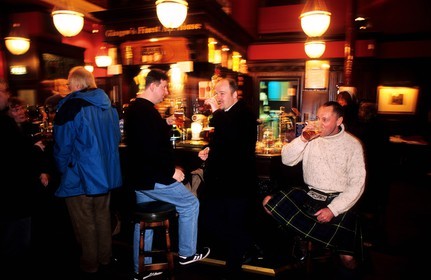 Royaume-Uni, Ecosse, Glasgow, écossais en kilt dans un pub