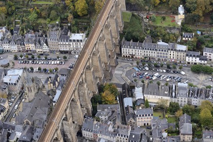 France, Finistère (29), Morlaix, le viaduc au dessus du centre ville (vue aérienne)