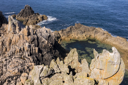 France, Finistère (29), Mer d'Iroise, Ile d'Ouessant, rochers façonnés par les tempêtes au pied du phare du Créac’h, certains ont des formes originales ici le Roi Gradlon (vue aérienne)