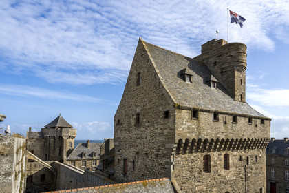 France, Ille-et-Vilaine (35), Côte d'Emeraude, Saint-Malo, le chateau de Saint-Malo (XVème siècle) qui abrite l'Hotel de Ville et le Grand Donjon sur lequel flotte le drapeau de la ville