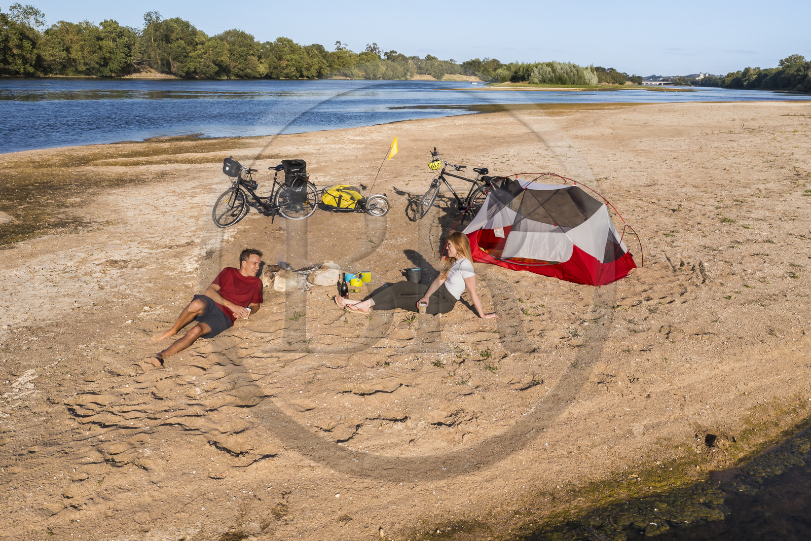 France, Maine-et-Loire (49), vallée de la Loire classée au Patrimoine Mondial par l'UNESCO, randonnée à bicyclette le long des berges de la Loire, campement pour la nuit sur un des bancs de sable formant des îles sur la Loire (vue aérienne)