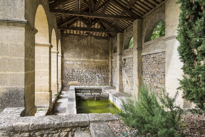 France, Gard (30), Vers-Pont-du-Gard, ancien lavoir sur la route de Misserand du village qui est sur le chemin longeant le tracé de l'aqueduc romain de Nimes