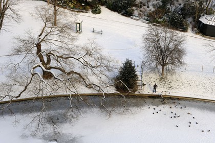 France, Paris (75), parc des Buttes Chaumont sous la neige