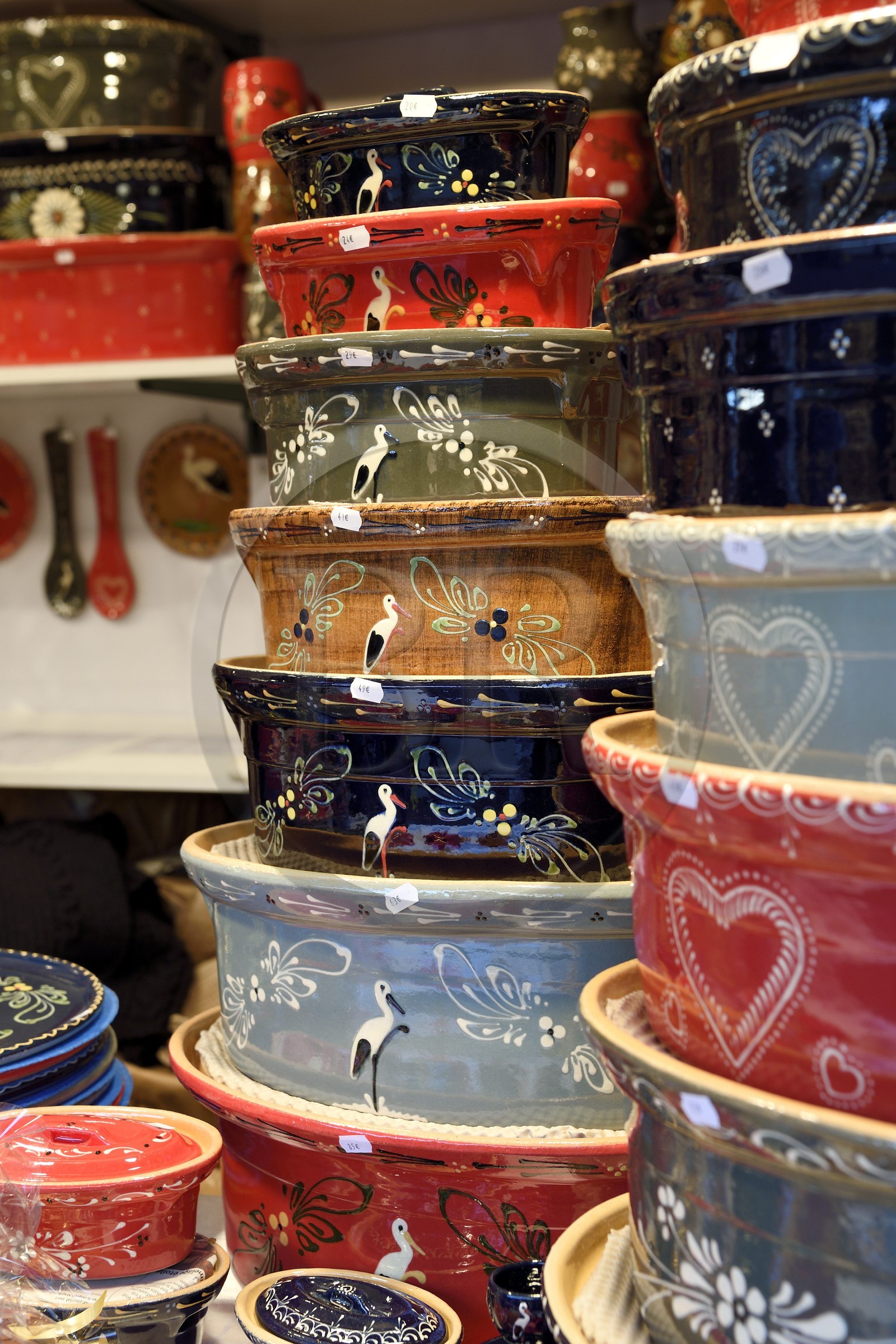 France, Bas-Rhin (67), Strasbourg, vieille ville classée Patrimoine Mondial de l'UNESCO, marché de Noël (Christkindelsmarik) de la place Broglie, terrines à baeckeoffe