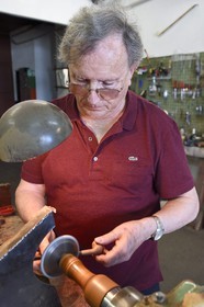 France, Var (83), Presqu'Ile de Saint-Tropez, Cogolin, le maître pipier René Courrieu, fabricant de pipes en racine de bruyère des Maures, polissage de la pipe