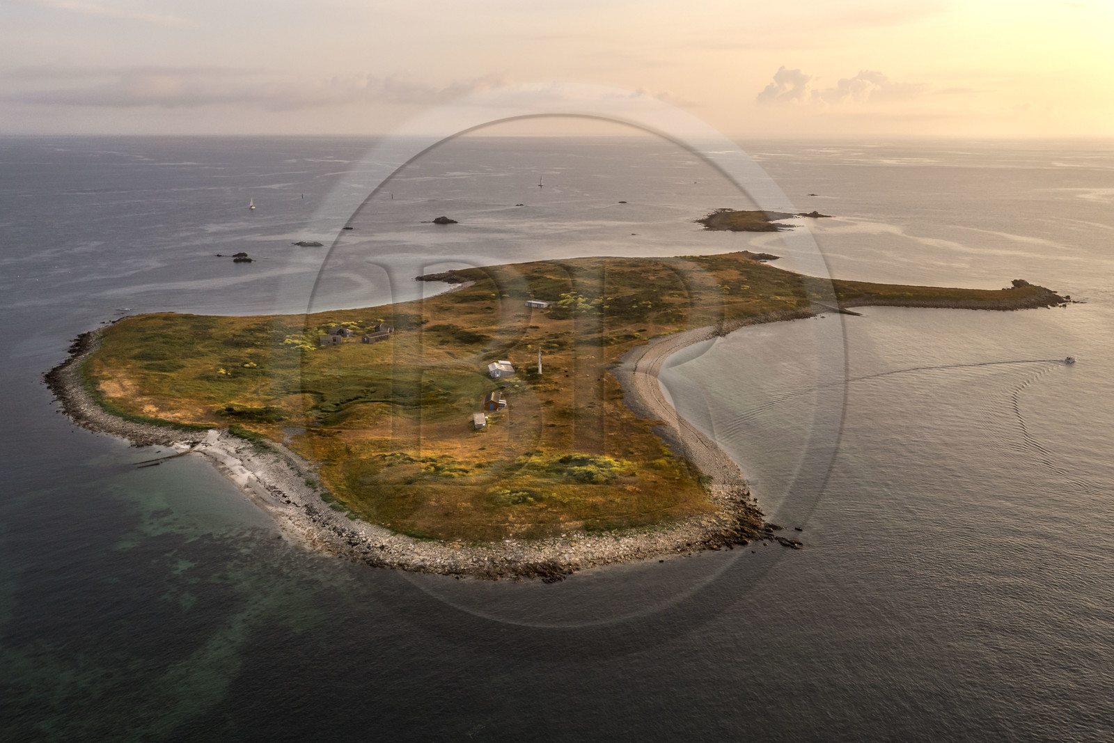 France, Finistère (29), Mer d'Iroise, archipel de Molène, Ile de Molène (vue aérienne)