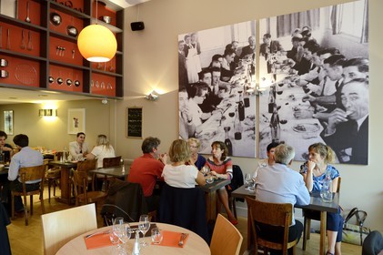 France, Rhône (69), Lyon, quartier de la Croix-Rousse, restaurant La Table du chef Thierry Lhopital sur la place Tabareau