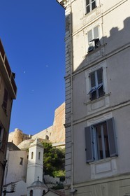 France, Corse-du-Sud (2A), Bonifacio, clocher de l'église Saint Erasme dans la ville basse au pied de la citadelle