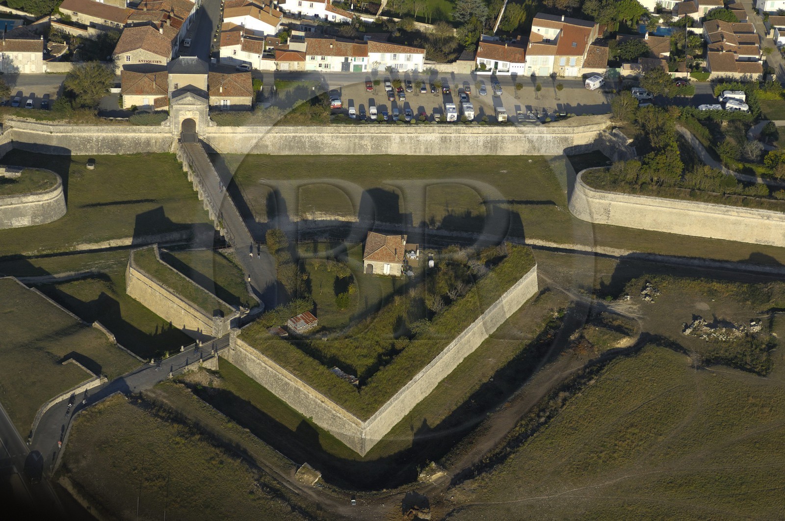 France, Charente-Maritime (17), ile de Ré, ville de Saint-Martin-de-Ré, fortifications de Vauban (XVII ème siècle), Porte des Campani (vue aérienne)
