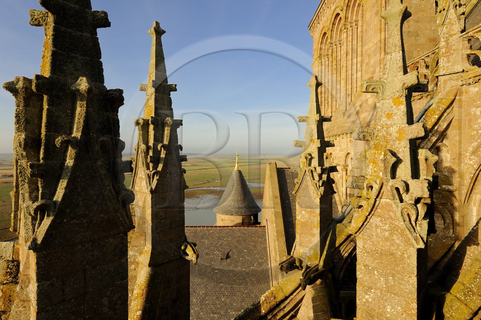France, Manche (50), l'abbaye du Mont-Saint-Michel, classé Patrimoine Mondial de l'UNESCO, l'église et la baie