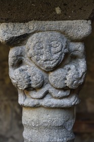 France, Haute-Loire (43), Lavaudieu, labellisé Les Plus Beaux Villages de France, Abbaye Saint-André de style roman auvergnat, sculpture d'un chapiteau du cloitre, une évocation de la luxure avec une femme tétée par des salamandres