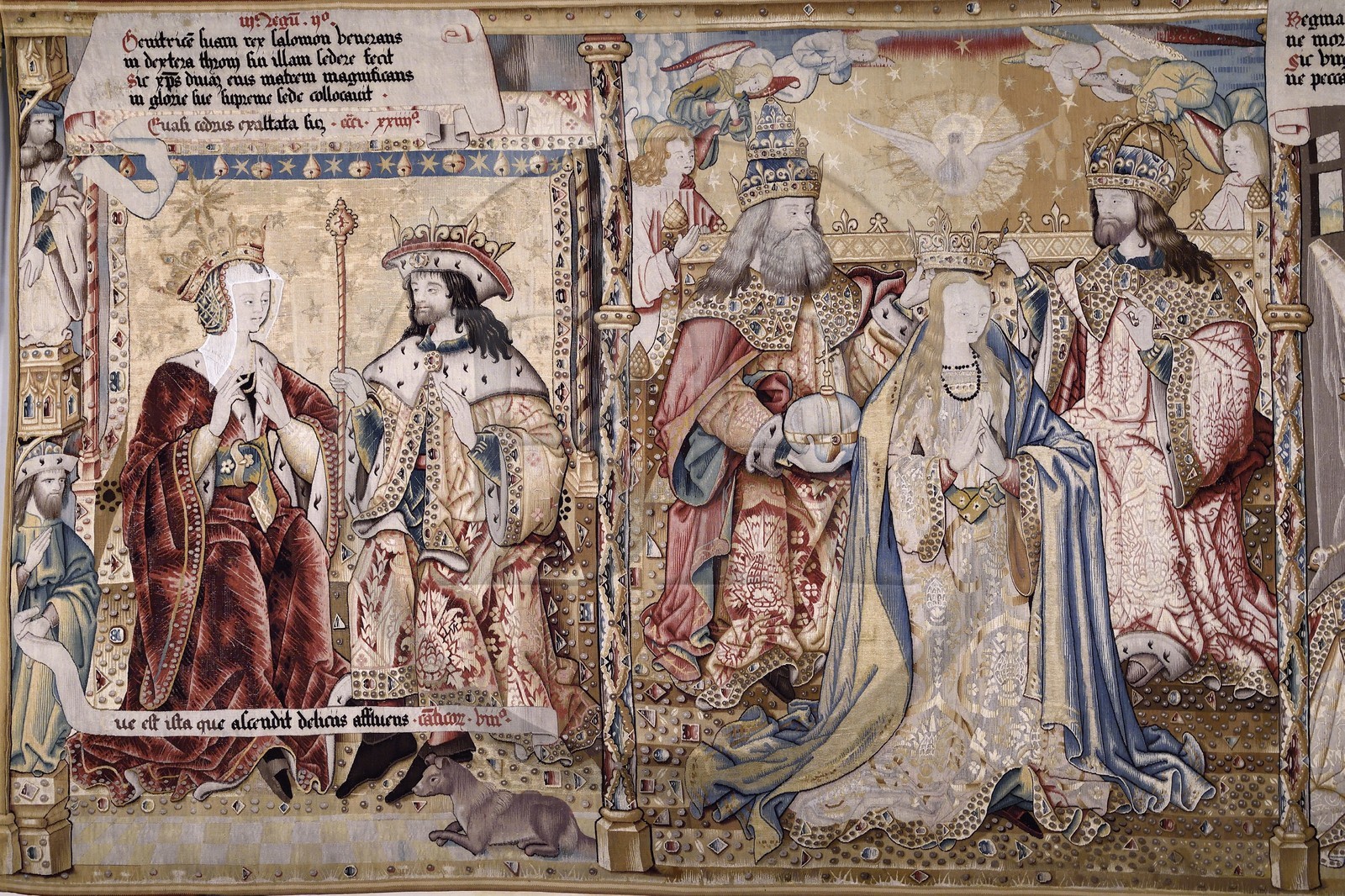 France, Haute-Loire (43), Parc naturel régional Livradois-Forez, l'abbaye de La Chaise-Dieu, tapisseries de la tenture de choeur, ensemble des 14 tapisseries flamandes réalisées au XVIe siècle retraçant des récits bibliques issus de l’Ancien et du Nouveau Testament, le Roi Salomon honore sa mère à gauche et le couronnement de la Vierge à droite