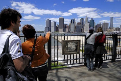 Etats-Unis, New York, Downtown Manhattan vue de la promenade à  Brooklyn, on se souvient des attentats du 11 septembre 2001 sur les tours jumelles du World Trade Center