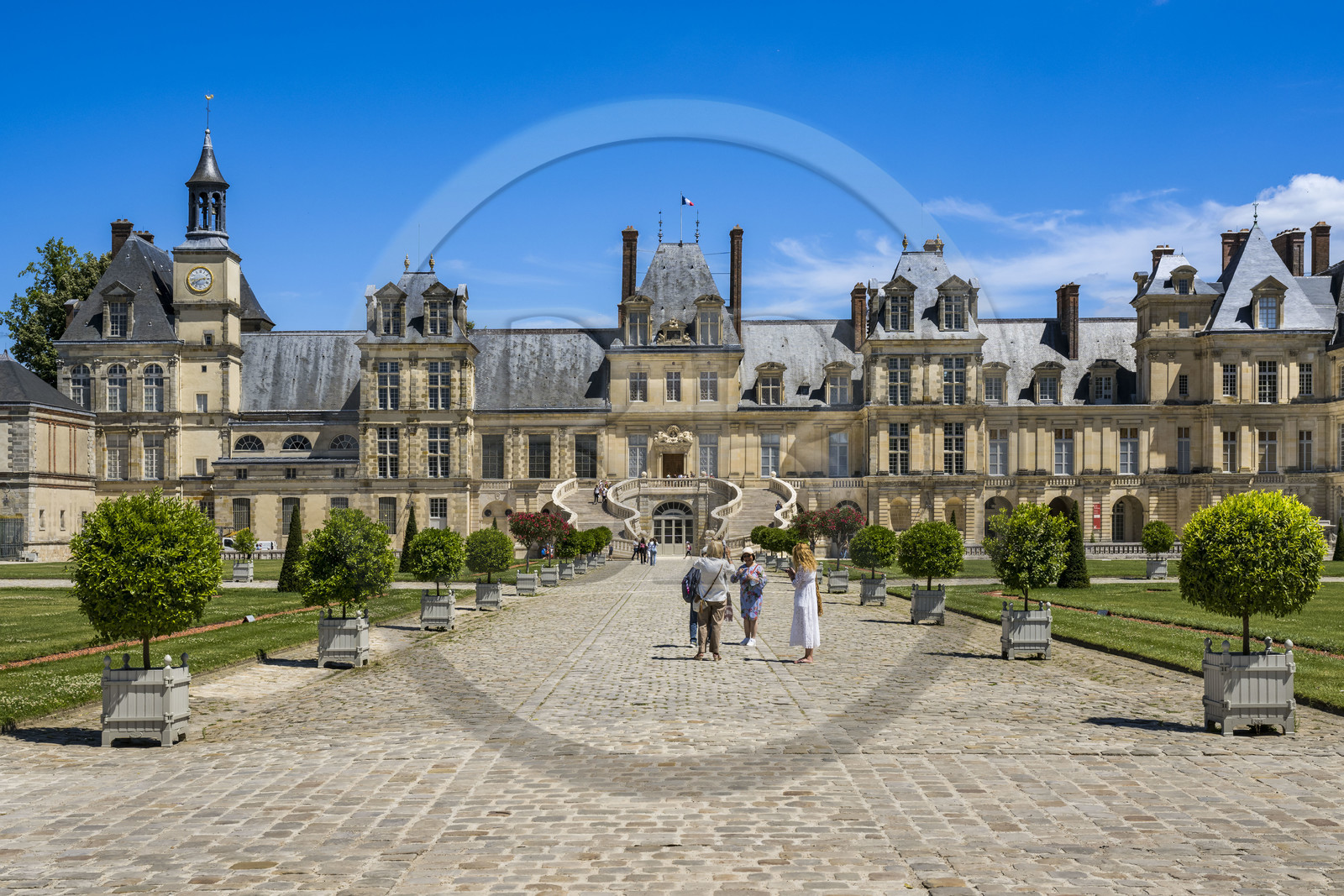 France, Seine-et-Marne (77), Fontainebleau, chateau de Fontainebleau, classé Patrimoine Mondial par l'UNESCO, Cour du Cheval blanc, escalier du Fer-à-cheval réalisé en 1550 par Philibert Delorme puis refait entre 1632 et 1634 par Jean Androuet du Cerceau, il est composé de deux monumentales volées chantournées parallèles de 46 marches