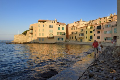 France, Var (83), Saint-Tropez, la plage de la Glaye et Tour Vieille du XVème siècle