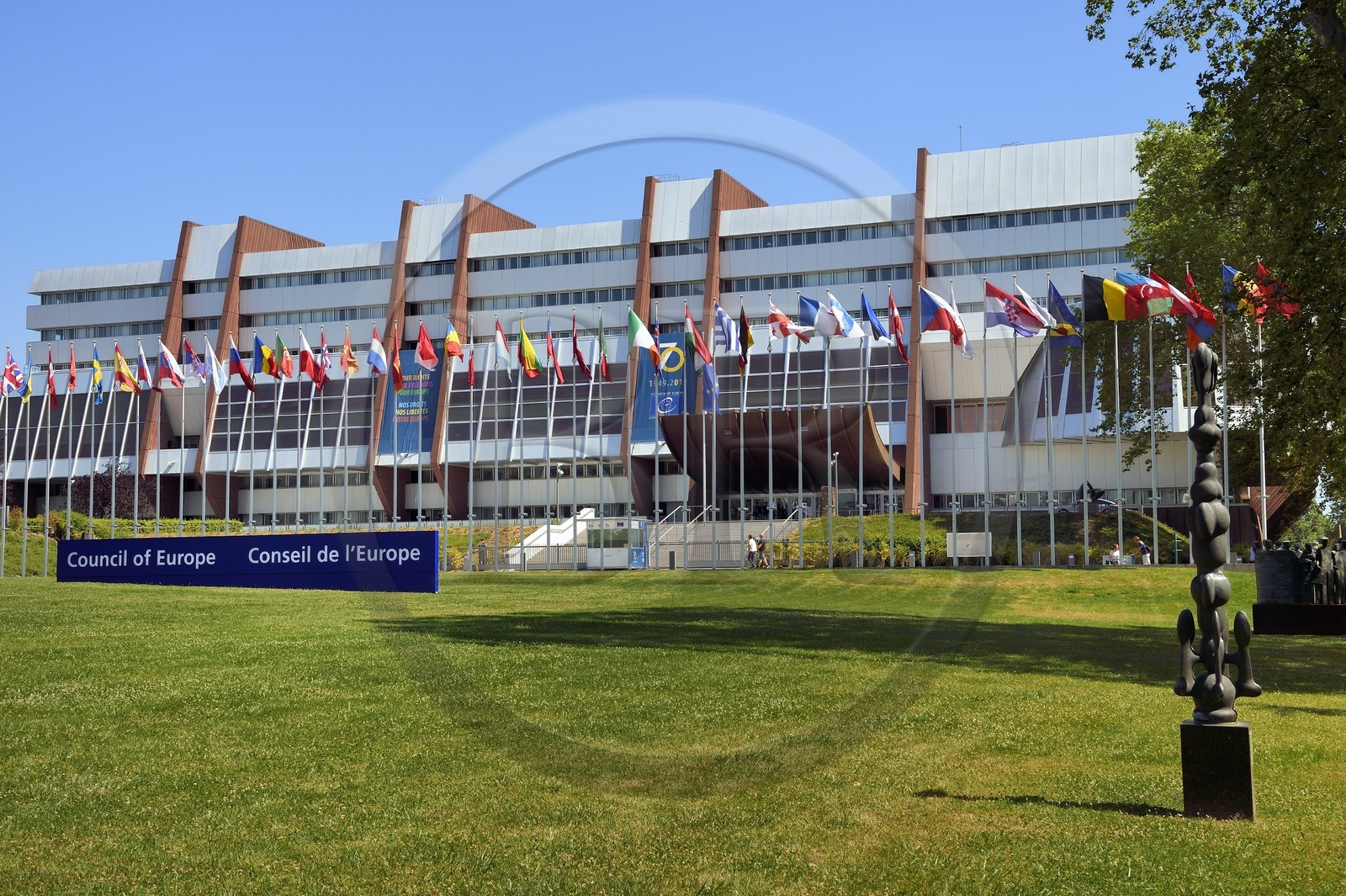France, Bas-Rhin (67), Strasbourg, quartier européen, le palais de l'Europe avec les drapeaux des états membres, siège du Conseil de l'Europe