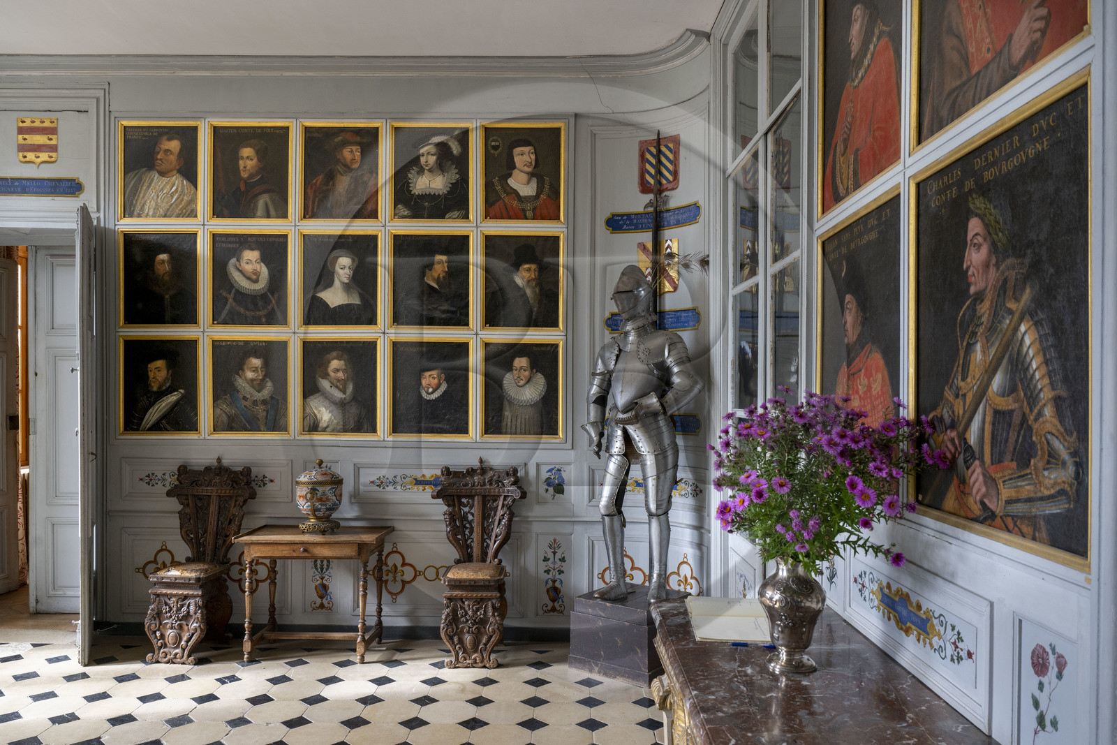 France, Côte-d'Or (21), Epoisses, le château d'Epoisses, la salle des gardes avec les portraits des quatre Ducs de Bourgogne et des propriétaires successifs du chateau