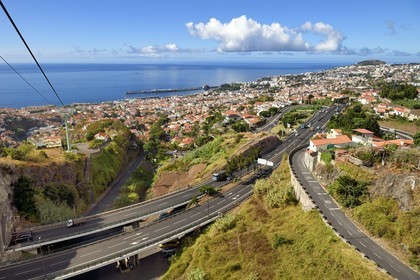 Portugal, Ile de Madère, Funchal, le télécabine qui relie le quartier historique dans la basse ville au jardin tropical dans les hauteurs, voies express et tunnels routiers