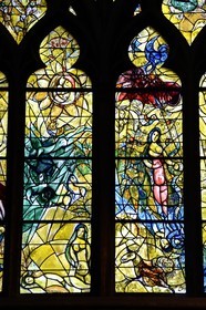 France, Moselle (57), Metz, la cathédrale Saint-Etienne, vitraux du déambulatoire nord avec pour sujets des épisodes de l’Ancien Testament par Marc Chagall (XXe siècle) réalisés par l’atelier Simon-Marq à Reims (droits réservés)