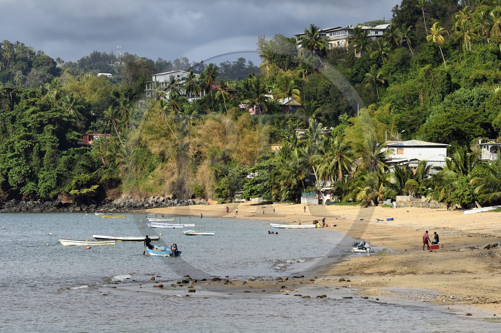France, Ile de Mayotte, Grande-Terre, Sada, pêcheurs sur la plage