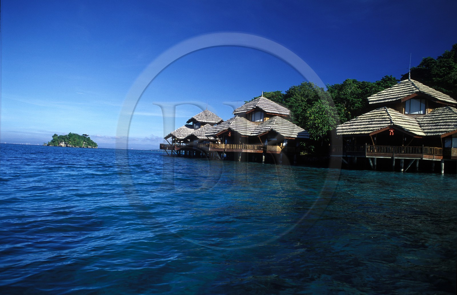 Philippines, île de Mindanao, région de Davao, l' hôtel Pearl Farm Beach resort et ses bungalows