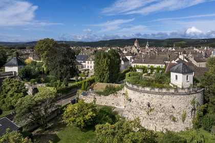 France, Côte-d'Or (21), les climats de Bourgogne classés Patrimoine Mondial de l'UNESCO, Beaune, une des deux tours vestiges du chateau de Beaune (début XVIe siècle) sur les remparts à l'Est, les vignobles de la Côte de Beaune en arrière plan (vue aérienne)