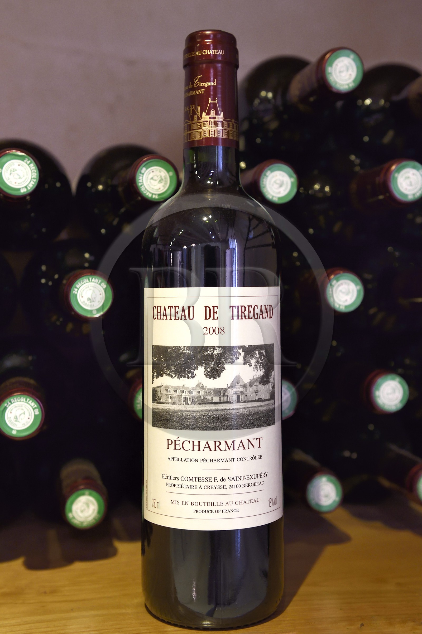 France, Dordogne (24), Creysse vers Bergerac, vignoble de Pécharmant, chateau de Tiregand, bouteille de Pécharmant