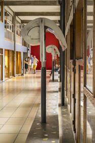 France, Bouches-du-Rhône (13), Marseille, oeuvre architecturale de Le Corbusier, classée Patrimoine Mondial de l'UNESCO, la Cité Radieuse par l'architecte Le Corbusier, le déambulatoire entre le 3e et le 4e étage et ses commerces