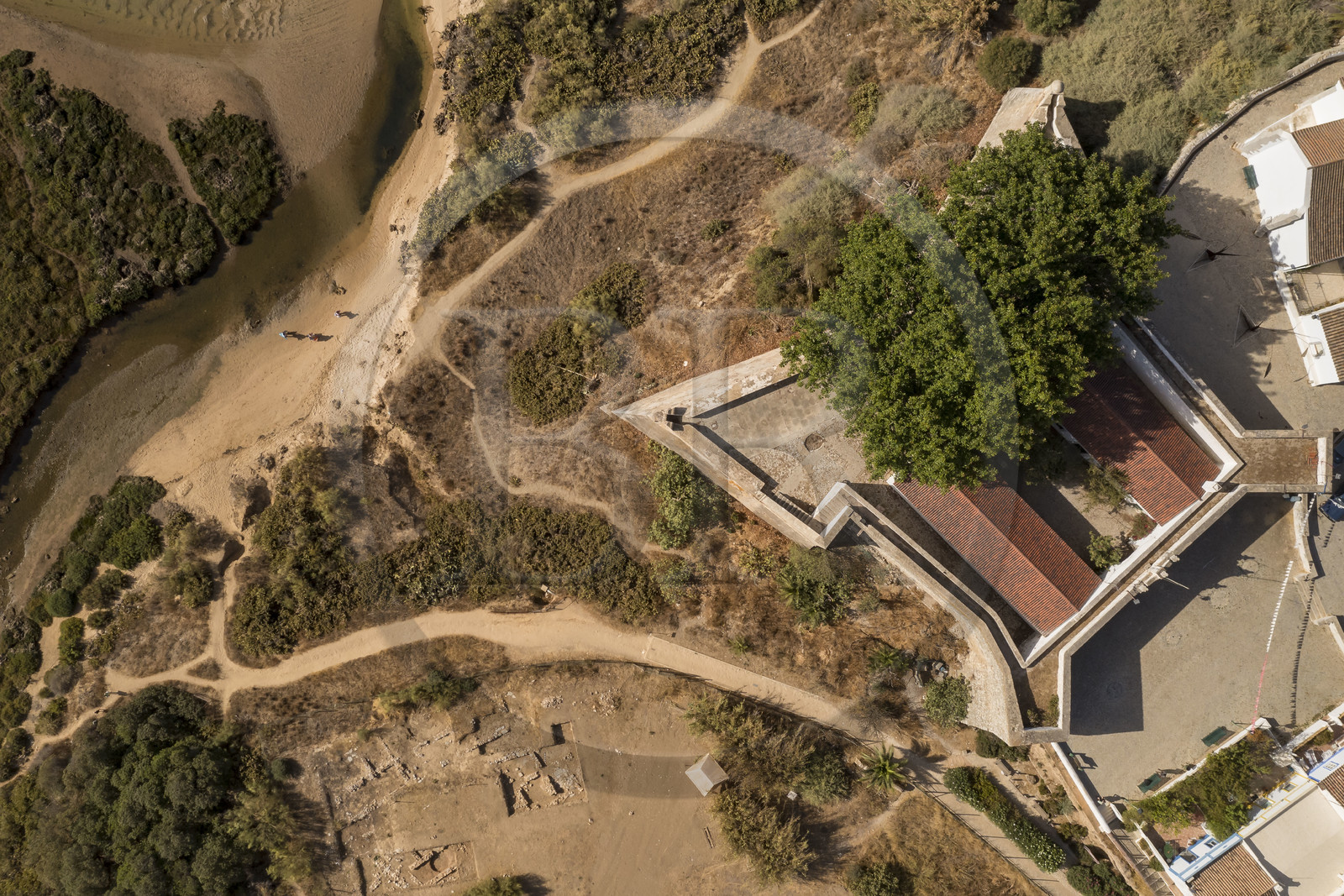 Portugal, Algarve, Parc Naturel de la Ria Formosa, Tavira, forteresse du village de Cacela Velha et la plage (vue aérienne)