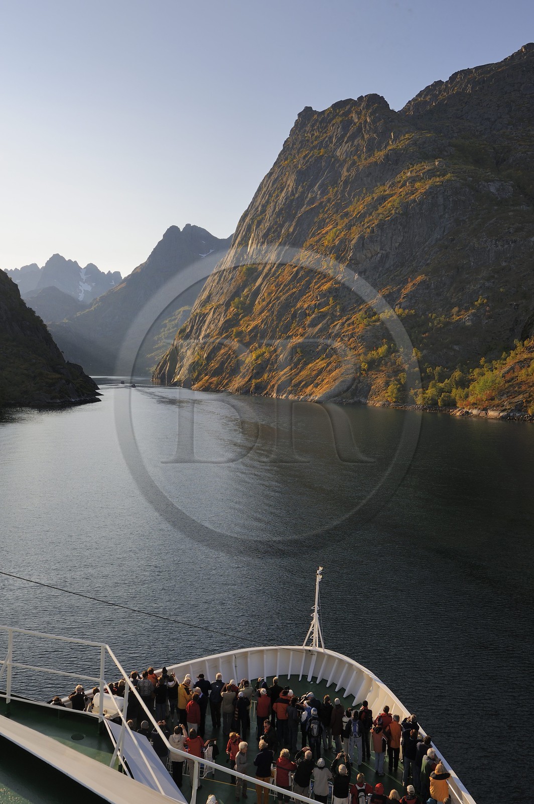 Norvège, Nordland, Iles Lofoten, l'Hurtigruten (l'express côtier) progressant dans le très etroit fjord Trollfjord en bordure du Raftsundet