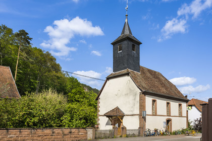 France, Bas-Rhin (67), Parc naturel régional des Vosges du Nord, Obersteinbach, l'église protestante du village a intègré le réseau transfrontalier Radwegekirche