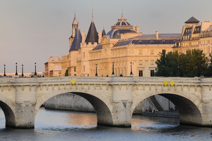 France, Paris (75), Ile de la Cité, la Conciergerie et le Pont Neuf