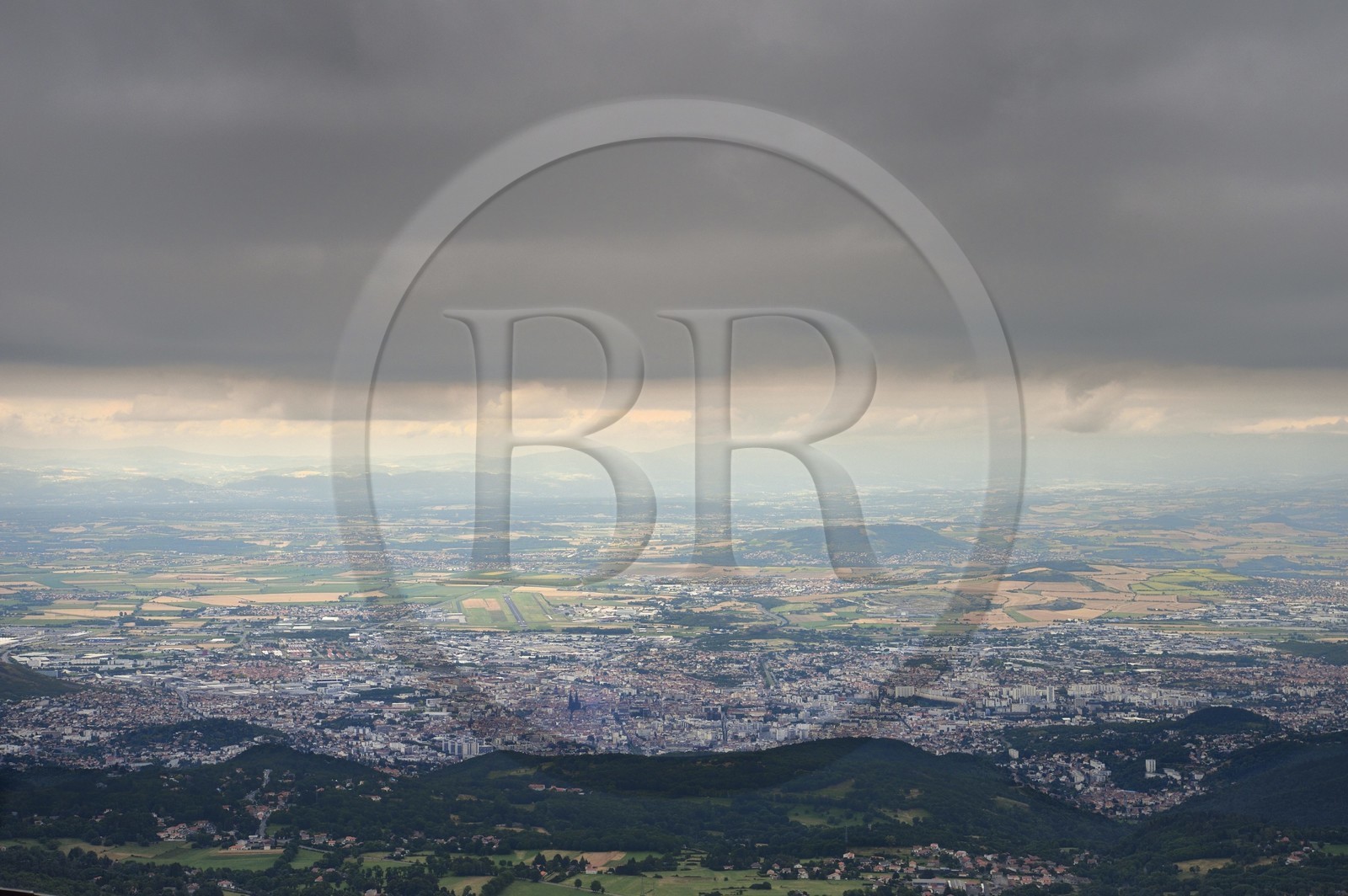 France, Puy-de-Dôme (63), Parc Naturel Régional des Volcans d'Auvergne, Chaine des Puys classée Patrimoine Mondial de l’UNESCO, Clermont-Ferrand vu depuis le sommet du Puy de Dôme