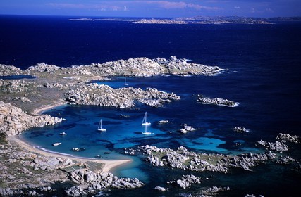 France, Corse-du-Sud (2A), bateaux dans une crique des îles Lavezzi (vue aérienne)