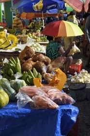 Caraïbes, Ile de la Dominique, la capitale Roseau, vente à l'étal de fruits et légumes aux abords du marché centrale