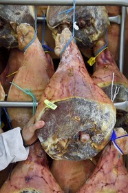 France, Pyrénées-Atlantiques (64), Pays-Basque, vallée des Aldudes, le Séchoir Collectif des Aldudes assure une prestation de séchage et l'affinage de jambons, fin de l'étuvage