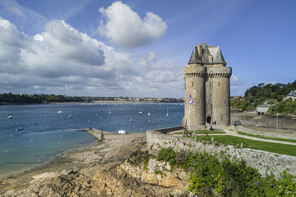 France, Ille-et-Vilaine (35), Côte d'Emeraude, Saint-Malo, quartier Saint-Servan, le port et la Tour Solidor construite en 1382, musée international du Long-Cours Cap-Hornier (vue aérienne)