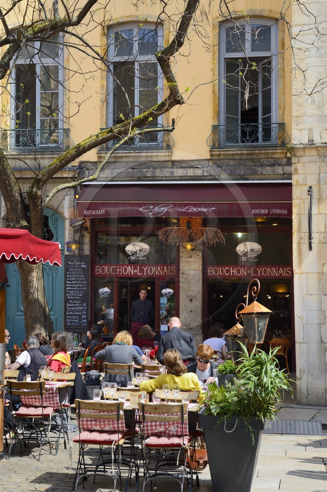France, Rhône (69), Lyon, site historique classé Patrimoine Mondial de l'UNESCO, quartier de Saint-Paul dans le Vieux Lyon, place du Change et ses bouchons lyonnais