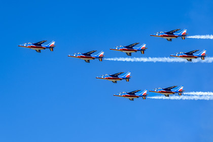 France, Bouches-du-Rhône (13), Salon-de-Provence, base aerienne 701, base de la Patrouille de France (PAF pour Patrouille acrobatique de France) de l'Armée de l'air et de l'espace française, les avions Alphajet en formation lors d'un vol d'entrainement