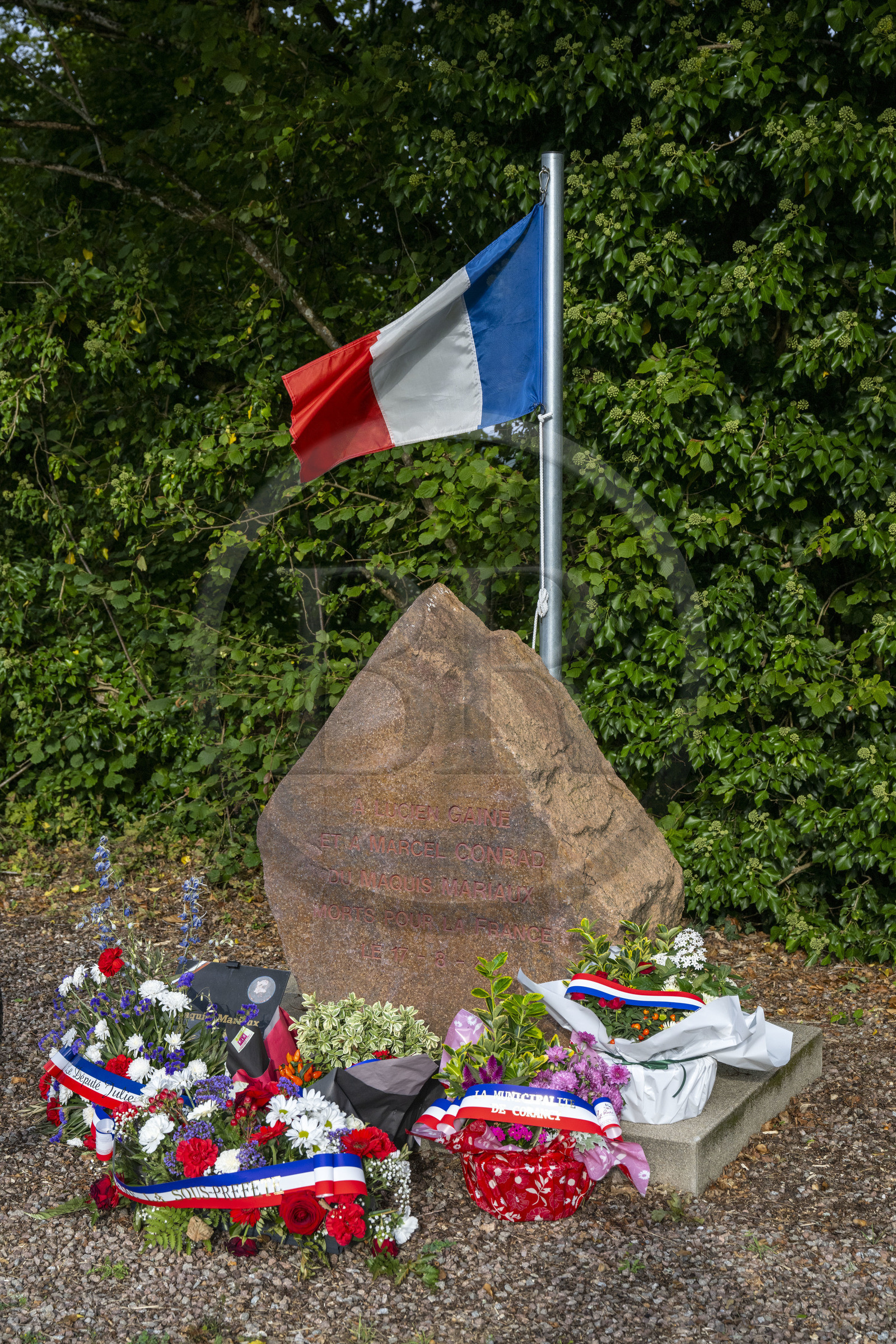 France, Nièvre (58), Parc naturel régional du Morvan, Mhère, stèle du Maquis Mariaux au Hameau de La Chaumière en hommage à deux resistants morts ici pour la France pendant la deuxième guerre mondiale, le long de la Rigole d'Yonne qui puise les eaux de l'Yonne au lac de Pannecière et alimente le canal du Nivernais